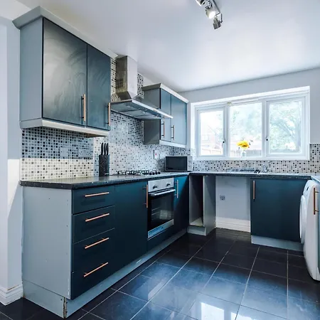 Spacious 6 Bedroom House, With Private Parking *