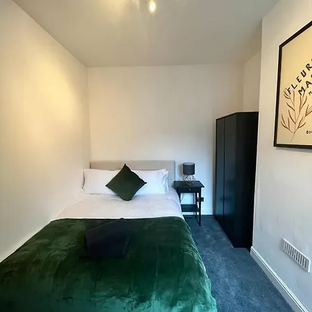 Stylish 3-bed Haven - Free Parking & Garden