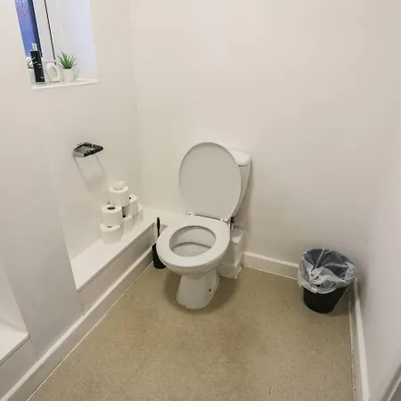 5 Bedroom House; Parking Near Media And Mcr *