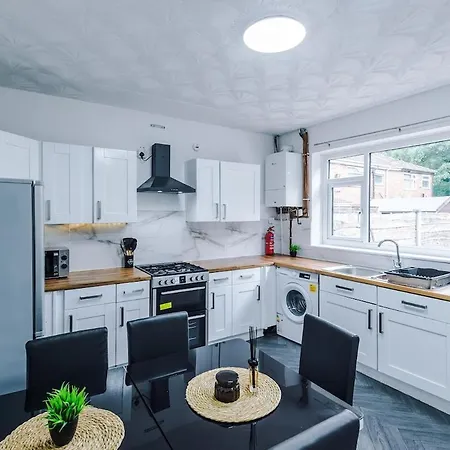 3 Bedroom - Free Parking - Location * Manchester
