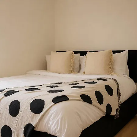 Spacious 3-bed - Ps5 -sleeps 8 - Near Etihad - Near Centre Casa de Férias