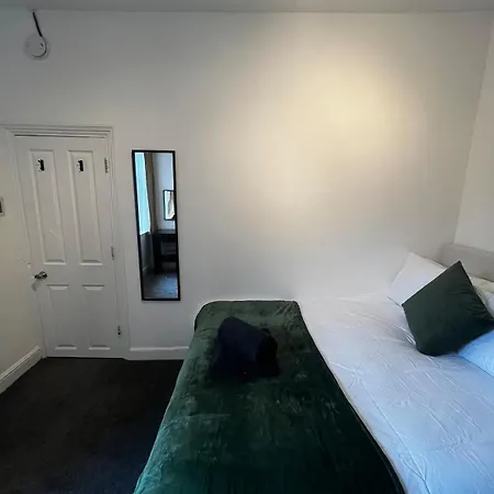 Stylish 3-bed Haven - Free Parking & Garden Casa de Férias Manchester
