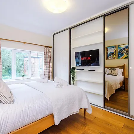 *new* Funky 4br | Sleeps 8 | Driveway | Ps4 Casa de Férias *