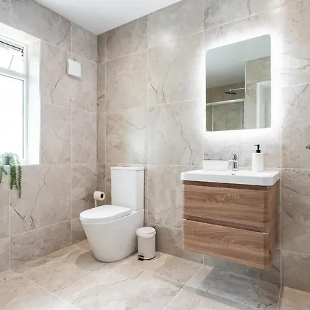 Casa de Férias Stylish 2br Home, 10 Mins To Etihad Stadium