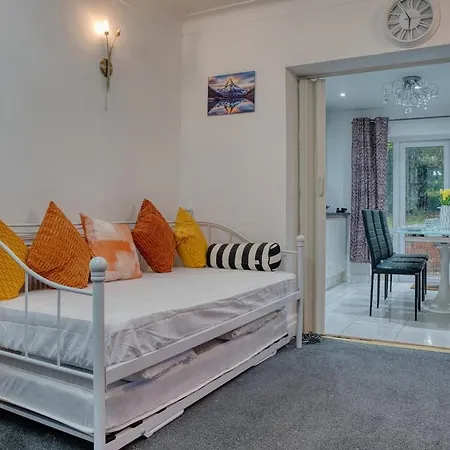 3 Bedrooms Sleeps 7 Free Parking Manchester