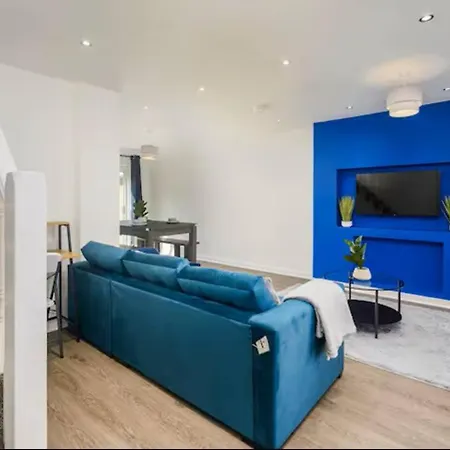 4bdr House, Parking, Pool Table! 5 Min To * Manchester