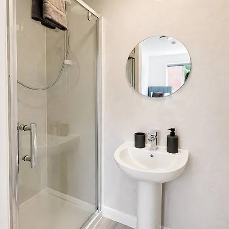 4 Bedroom, 3 Bathrooms With Parking * Manchester