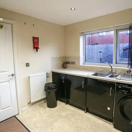 5 Bedroom House; Parking Near Media And Mcr Manchester