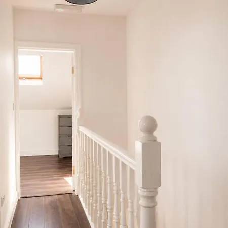Large 7 Bedroom House! Parking. Close2city Centre