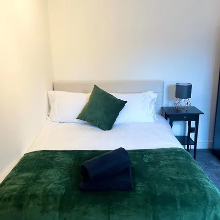 Stylish 3-bed Haven - Free Parking & Garden Casa de Férias