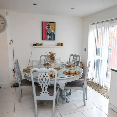 4br House + Parking Near Etihad & Co-op Live *