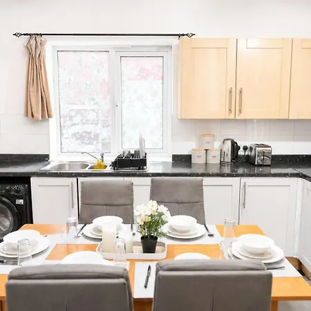 6bdr House In Old Trafford Sleeps 15 Parking