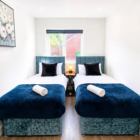 4 Bedroom, 3 Bathrooms With Parking *