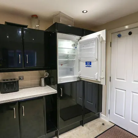 5 Bedroom House; Parking Near Media And Mcr Casa de Férias *
