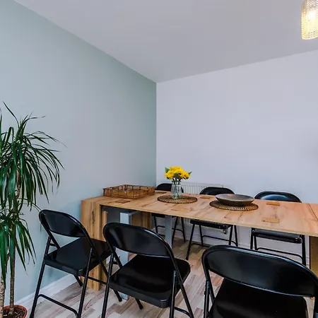 Spacious 6 Bedroom House, With Private Parking * Manchester
