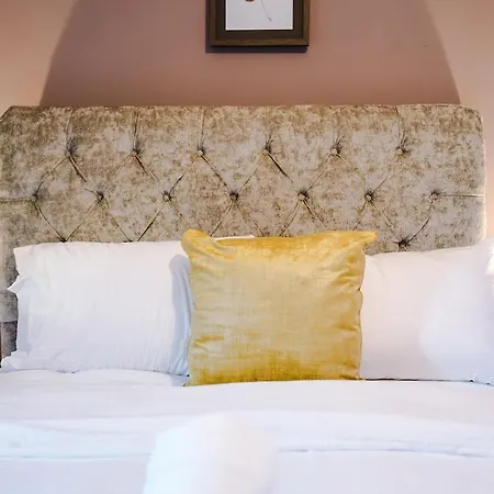 Tatil Evi Vidale Court 2, Paprika Close- 4 Bedrooms Sleeps 7 Manchester