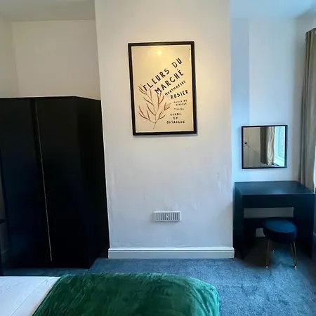 Stylish 3-bed Haven - Free Parking & Garden Casa de Férias *