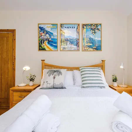 *new* Funky 4br | Sleeps 8 | Driveway | Ps4 Manchester