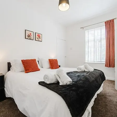 4 Bed Team L Free Parking L Families L Discounted, Free Early And Late Check In - Outs And Vouchers Included