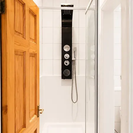 6bdr House In Old Trafford Sleeps 15 Parking