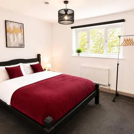 4 Bedroom, 3 Bathrooms With Parking Manchester