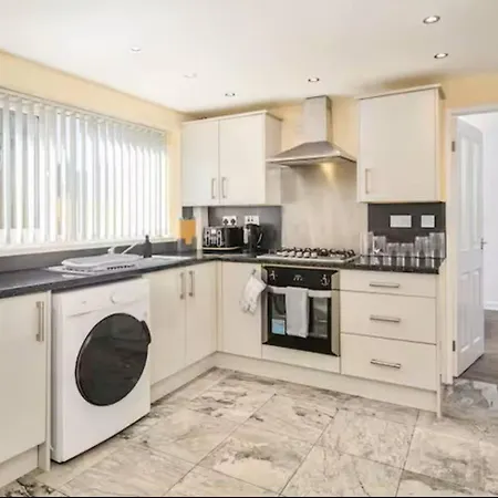 4bdr House, Parking, Pool Table! 5 Min To * Manchester