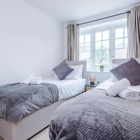 Tatil Evi Spacious 6 Bedroom House, With Private Parking Manchester