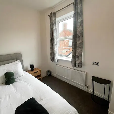 Stylish 3-bed Haven - Free Parking & Garden Casa de Férias Manchester