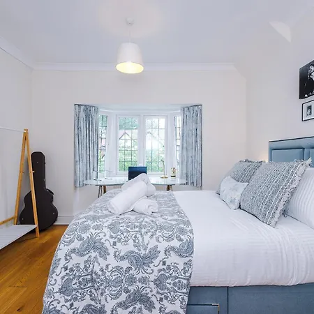 *new* Funky 4br | Sleeps 8 | Driveway | Ps4 Manchester