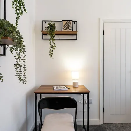 Stylish 2br Home, 10 Mins To Etihad Stadium Casa de Férias Manchester