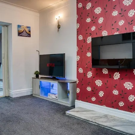 3 Bedrooms Sleeps 7 Free Parking