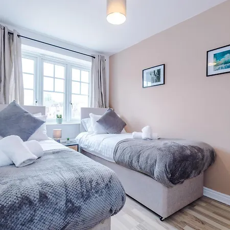 Spacious 6 Bedroom House, With Private Parking * Manchester