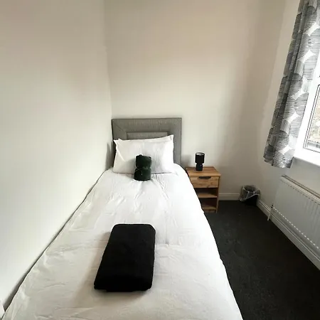 Stylish 3-bed Haven - Free Parking & Garden Casa de Férias
