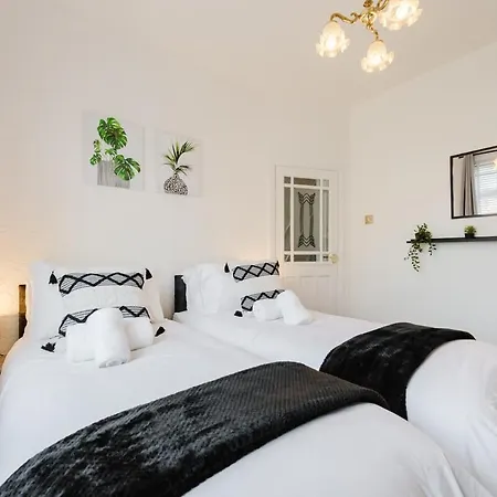 4 Bed Team L Free Parking L Families L Discounted, Free Early And Late Check In - Outs And Vouchers Included Manchester