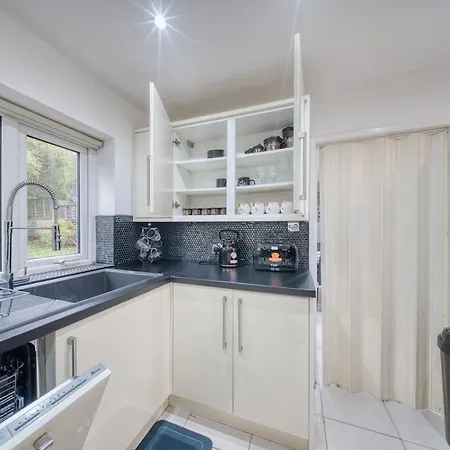 3 Bedrooms Sleeps 7 Free Parking