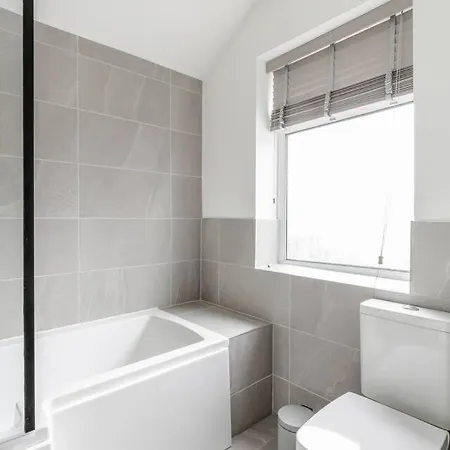 4br With Parkingnear Heaton Park Sleeps 10 *