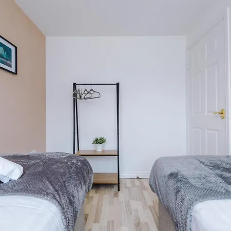 Spacious 6 Bedroom House, With Private Parking Tatil Evi Manchester