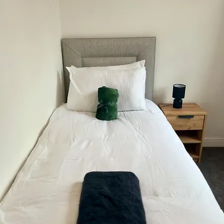 Stylish 3-bed Haven - Free Parking & Garden