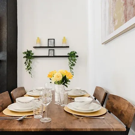 4 Bed Team L Free Parking L Families L Discounted, Free Early And Late Check In - Outs And Vouchers Included Manchester