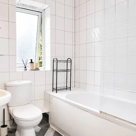 6bdr House In Old Trafford Sleeps 15 Parking *