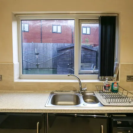 5 Bedroom House; Parking Near Media And Mcr Casa de Férias *