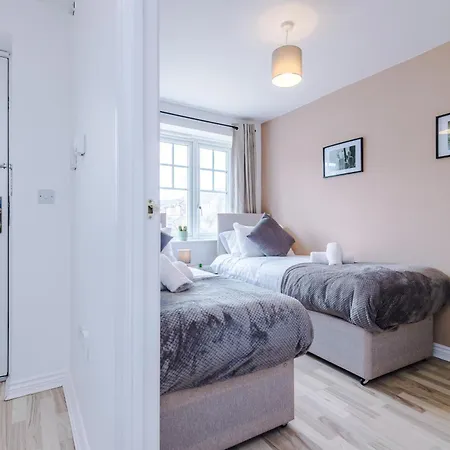 Spacious 6 Bedroom House, With Private Parking * Manchester