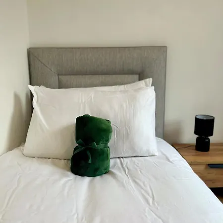 Stylish 3-bed Haven - Free Parking & Garden Manchester