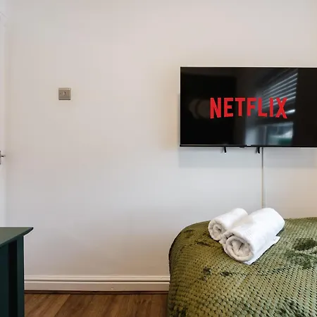 Etihad & Co-op Live 3-bed Free Parking