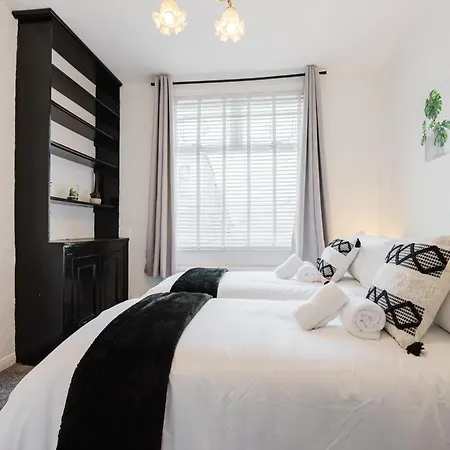 4 Bed Team L Free Parking L Families L Discounted, Free Early And Late Check In - Outs And Vouchers Included