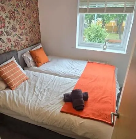 Tatil Evi 4br House + Parking Near Etihad & Co-op Live