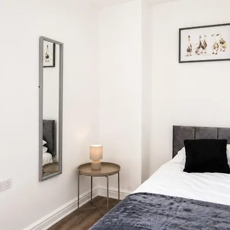 Large 7 Bedroom House! Parking. Close2city Centre *