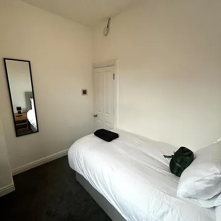 Casa de Férias Stylish 3-bed Haven - Free Parking & Garden