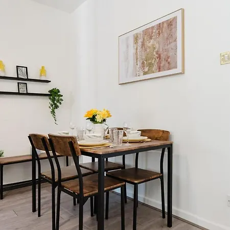 Tatil Evi 4 Bed Team L Free Parking L Families L Discounted, Free Early And Late Check In - Outs And Vouchers Included Manchester