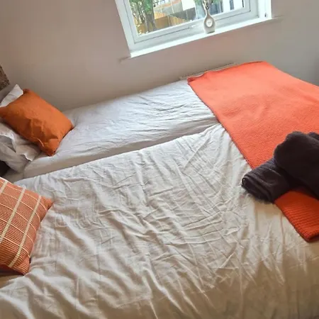 Tatil Evi 4br House + Parking Near Etihad & Co-op Live *
